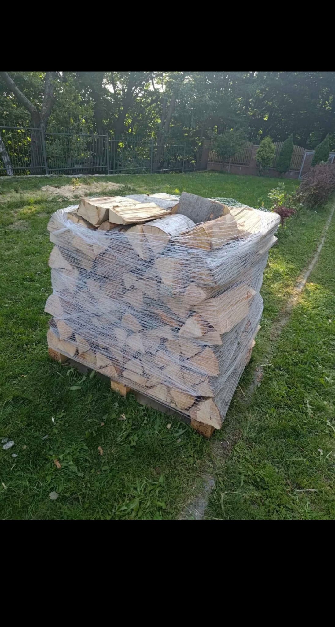 Skládané dřevo na paletě